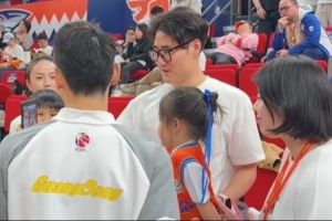 超高人气！上海主场球迷找崔永熙合照 小崔来者不拒 配图