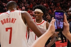 场均3前场板！阿门化身篮板狂魔 极大缓解了亚当斯伤后的内线压力 配图