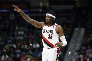 终结效率很高！罗威19分钟10中8拿到16分5板 其中3前场板 配图