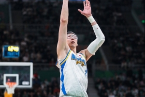 媒体人：周琦罚球表现太致命 哪怕他多进一个北京都有机会扳平 配图