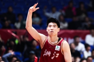 高开低走!程帅澎15中8&5记三分拿下27分 上半场22分后机会不多 配图