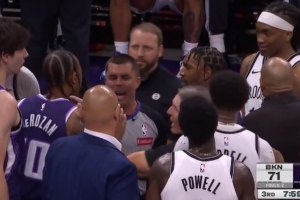 小摩擦！雷诺被切球出界后与曼恩顶牛对喷 裁判无任何吹罚 配图