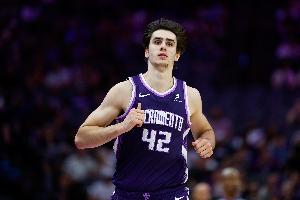 练出来了！42号秀雷诺出战36分钟 13中10高效砍下22分10板2助 配图