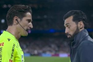 主裁表示82故意从身后犯规，阿韦洛亚：你也踢过球，等会看回放吧 配图