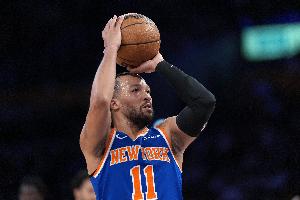 稳定输出！布伦森半场12中5拿下14分2助攻 首节独得12分 配图