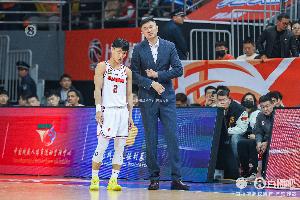 广东男篮近2个赛季常规赛都遭上海横扫 去年季后赛广东2-1上海 配图