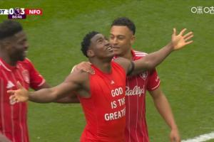 花了!热刺主场0-3落后森林!阿沃尼伊垫射破门后脱衣庆祝 配图