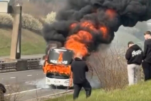 太阳报:曼城球迷大巴在决赛前于高速上起火,所幸事件没造成伤亡 配图