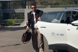 谁的穿搭最潮?姆巴佩、登贝莱、奥利塞等球员来到法国队报到 配图