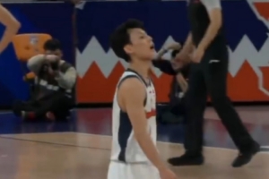 发生了什么?最后时刻胜负已分 徐杰命中投篮后对着场边念念有词 配图