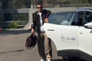 姆巴佩抵达克莱枫丹报到,将随法国队对阵巴西、哥伦比亚 配图