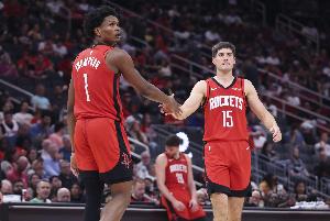 火媒：阿门和谢泼德有潜力成为联盟最佳后场 他们技术完美互补 配图