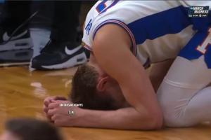 伤心欲绝！卫冕冠军佛罗里达爆冷出局 托马斯·霍抱头跪地无比沮丧 配图