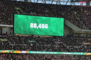 联赛杯决赛阿森纳vs曼城，温布利现场观众人数为88486人 配图