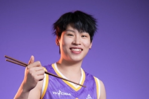 WCBA全明星赛MVP！陈明伶：很感谢队友和球迷朋友 这奖杯是个激励 配图