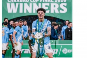 曼城晒奥赖利捧杯照：周六庆祝21岁生日，周日将温布利染成蓝色 配图