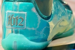 詹姆斯昨日上脚历史出场王纪念战靴 “1612”数字见证里程碑！ 配图