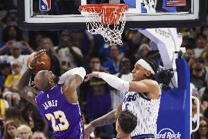 班凯罗没打手詹姆斯！湖记炮轰：完全不对！吹罚完全看人下菜 配图