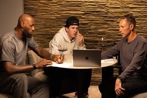 期待住!詹姆斯晒照预热 里夫斯将做客自己的播客《球场大脑》 配图