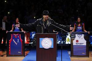 路威:艾弗森到哪都被女粉包围 这是他的专属待遇 科比哈登都没有 配图