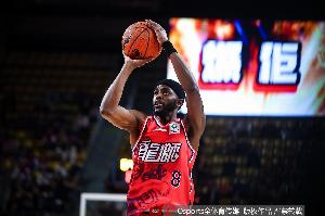 前NBA球员!贾斯汀·霍勒迪半场出战17分钟10中7轻松砍下16分 配图