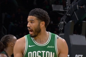 不满判罚！塔图姆上篮不中 认为戈贝尔防守推人没吹抱怨吃T 配图