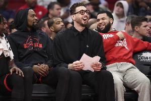 巴爷:范弗里特回来才能真正检验火箭的实力 但到时杜兰特都38了 配图