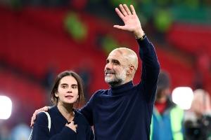 小棉袄常伴左右❤️瓜帅与女儿玛利亚庆祝夺冠，相拥耳语十分幸福 配图