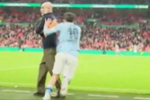 太皮了！谢尔基进场庆祝时背后“偷袭”瓜帅，瓜帅回头一脸懵 配图