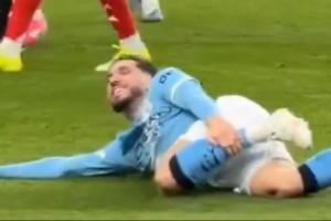 我很疼!我装的!谢尔基被踢翻痛苦倒地,突然转头露出神秘微笑 配图