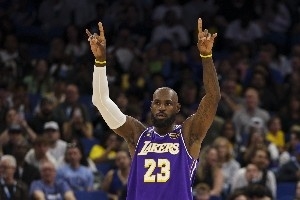 1612场！詹姆斯转发破纪录之夜个人定制球鞋照：向帕里什致敬！ 配图