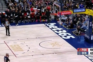 大打对攻！掘金首节42-40领先开拓者 两队各自轰进7记三分 配图