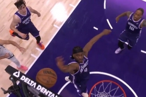 很关键！特拉奥雷上篮被阿丘瓦钉板大帽 裁判吹干扰球！ 配图