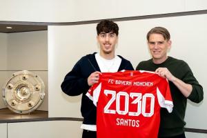 官方：拜仁与19岁中场戴伯尔签订到2030年的职业合同 配图