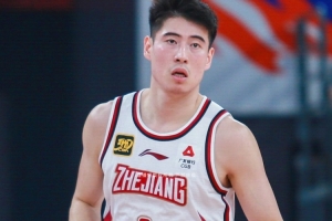 状态炸裂！程帅澎半场出战16分钟 8中7&三分6中5高效砍下22分 配图