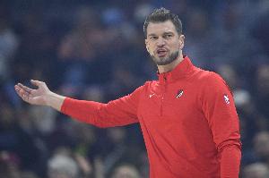 媒体人:为何一直有人问开拓者何时解雇斯普利特 他带队带得很好 配图