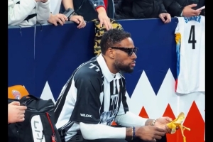 威姆斯又到现场看广东队比赛了 这次坐在广东队家属席❤️ 配图