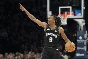 率队领先绿军!半场海兰德10中5独得14分 道苏姆6中4贡献10分 配图