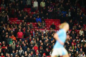 TA:老特拉福德南看台改造VIP席位,500多名球迷被迫换位引发不满 配图