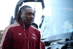 英媒:消息人士透露埃泽只是小腿拉伤,无需过度担忧 配图