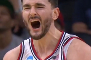 生涯之夜！康大前锋卡拉班轰生涯新高27分 率队击败UCLA晋级16强 配图