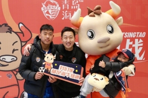 3.20青春足球场 幸运家庭走进内场 送上海牛32周年纪念礼盒 配图