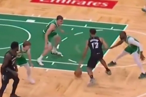 真·节奏大师！李凯尔连做三次in&out晃晕加尔扎 抛投轻松入筐！ 配图