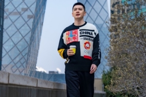 帅气依旧！杨鸣更新社媒晒个人照：北漂 配图