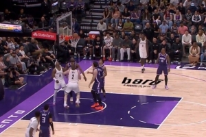 看起来挺严重！沃尔夫上篮落地时崴脚 被搀扶回更衣室&不会回归 配图