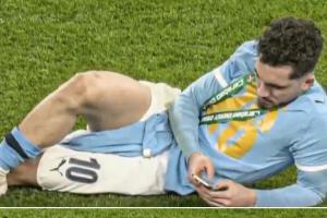 松弛感满满!联赛杯夺冠后,谢尔基侧躺在球场内玩手机 配图