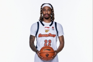 8投仅1中!媒体人:广东该抓紧用麦考尔换个尺寸足够的外援中锋 配图