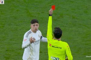 恩怨局?巴尔韦德踢倒巴埃纳吃直红,此前巴埃纳诅咒其儿子被拳打 配图