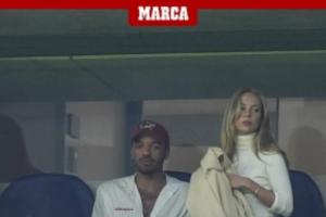 马卡晒图：姆巴佩女友来到伯纳乌现场观赛，身边男士为西班牙演员 配图