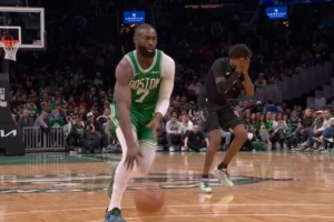 够吓人的！杰伦·布朗反击冲筐对抗里德平拍倒地 好在无碍 配图